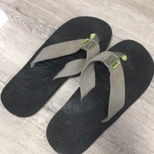 In new condition flip flops unisex